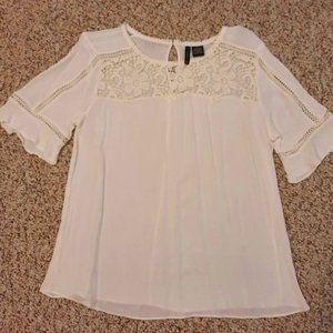 Off white light weight lace trimed shirt